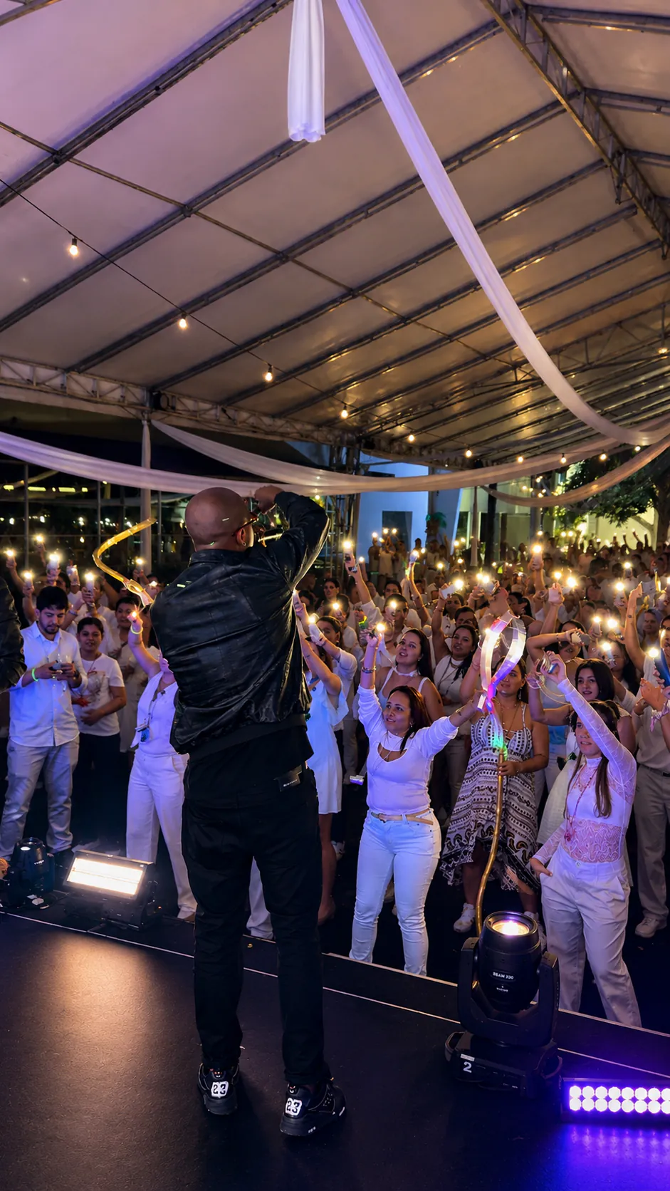 Evento corporativo producido por AKTIVA: artista en escenario frente al público